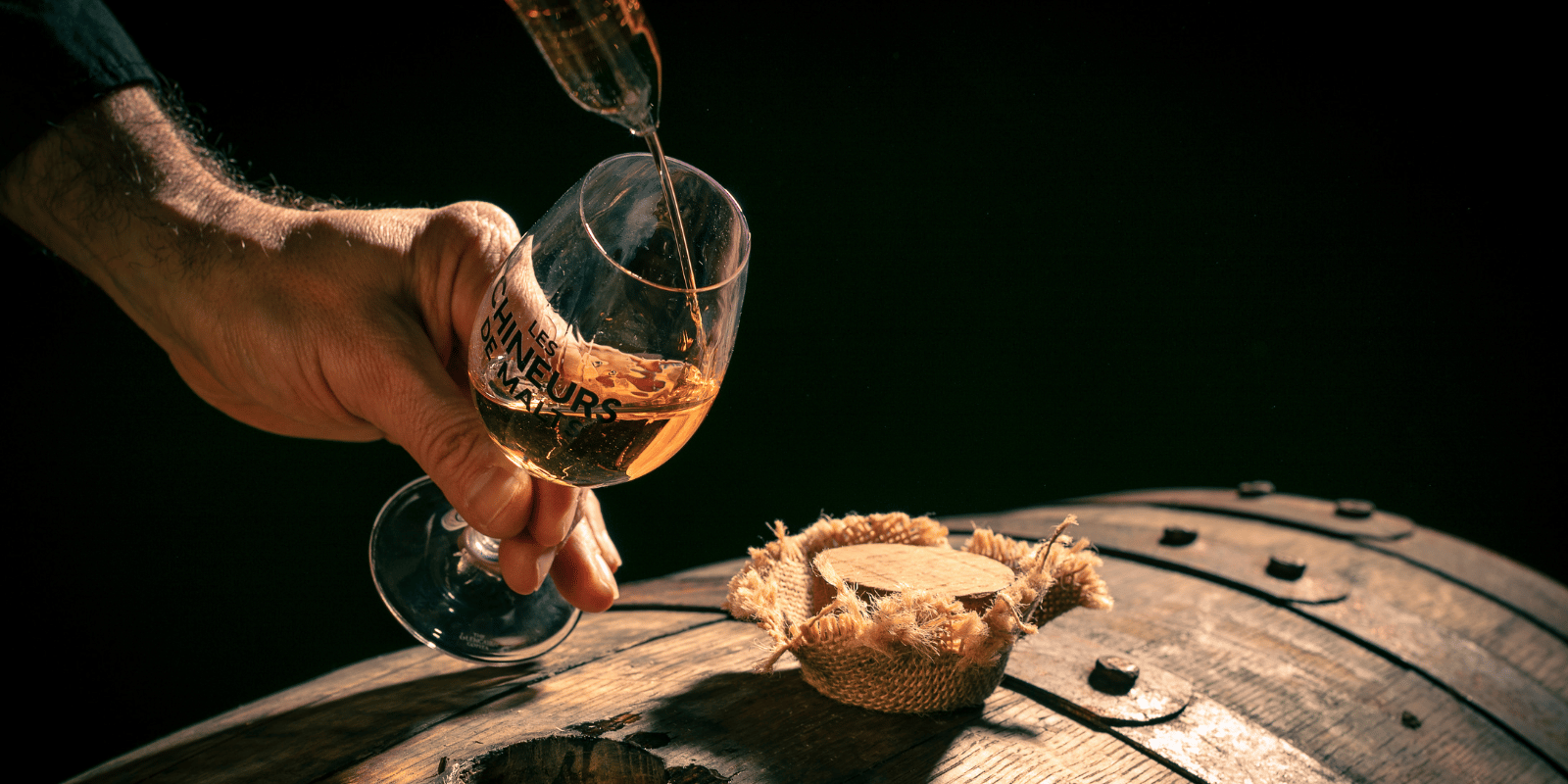 Service de whiskey à la sortie d'un fut à la distillerie les chineurs de malt
